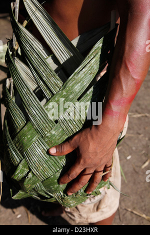 Les Huaorani natifs d'utiliser l'éco-lodge et se tiennent contre les multinationales du pétrole dans le Parc National Yasuní, Amazon, Equateur Banque D'Images