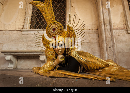 Femme habillée comme un ange d'or au Carnaval de Venise, Vénétie, Italie Banque D'Images