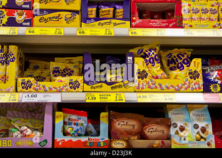 Mini oeufs de pâques en vente dans un supermarché au Royaume-Uni Banque D'Images