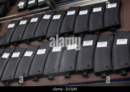 Ronde haute capacité 30 magazines d'un fusil d'assaut sur l'affichage à un magasin d'armes. Banque D'Images