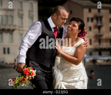 Mariée et le marié la marche sur la plage, Italie Banque D'Images