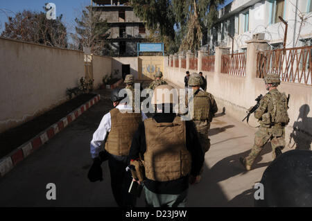 Chefs civils et militaires de l'Équipe provinciale de reconstruction (EPR) Farah à pied vers l'entrée de la ville de Farah composé du maire de la ville de Farah, le 13 janvier. C'était la première rencontre avec le maire depuis son entrée en fonction, et a été l'occasion pour les dirigeants pour discuter de questions de gouvernance et le développement socio-économique et les initiatives de la municipalité. PRT Farah a pour mission de former, de conseiller et d'aider les dirigeants du gouvernement afghan à l'échelle municipale, district, et au niveau provincial dans la province de Farah en Afghanistan. Leur équipe militaire civil est constitué de membres de la Marine américaine, l'armée américaine, e Banque D'Images