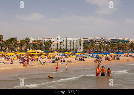 Les gens sur la plage de Salou , Costa Dorada , Espagne Banque D'Images