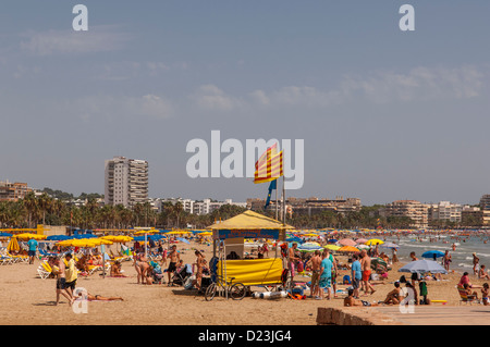 Les gens sur la plage de Salou , Costa Dorada , Espagne Banque D'Images