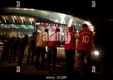 Attente des fans d'arsenal pour les autographes à l'extérieur du terrain après une partie v Manchester City Banque D'Images