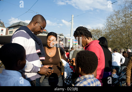 Zurich, Suisse, black family ensemble sur la route Banque D'Images