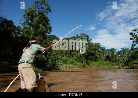 Les Huaorani natifs d'utiliser l'éco-lodge et se tiennent contre les multinationales du pétrole dans le Parc National Yasuní, Amazon, Equateur Banque D'Images