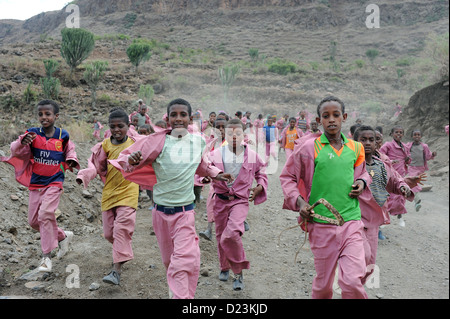 Zala Zembaba, l'Éthiopie, de l'école les enfants s'exécutent dans votre village Banque D'Images