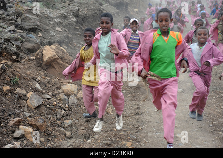 Zala Zembaba, l'Éthiopie, de l'école les enfants s'exécutent dans votre village Banque D'Images