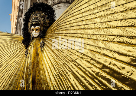 Femme habillée comme un ange d'or durant le Carnaval de Venise, Vénétie, Italie Banque D'Images