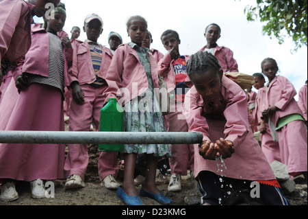 Zala Zembaba, Ethiopie, les enfants boivent à la fontaine Banque D'Images