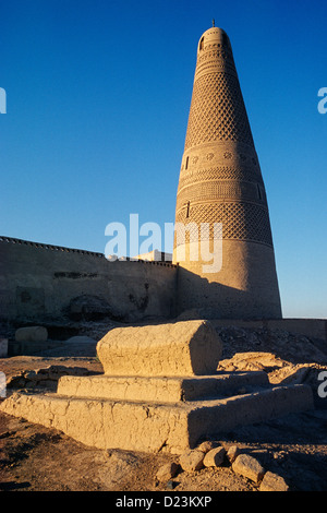 La Chine, la province du Xinjiang, Turpan. Emin Minaret et la mosquée musulmane tombe, Sugong Banque D'Images