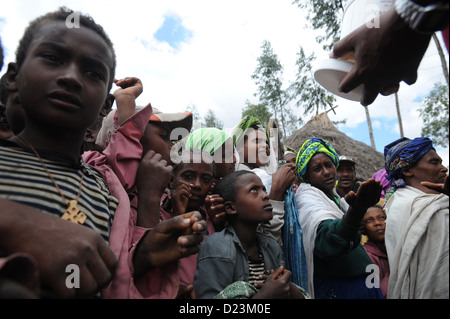 Zala Zembaba, région d'Amhara, les enfants attendent en face de l'infirmerie Banque D'Images