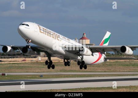 Unis Airbus A340-300 long-courrier avion à réaction au décollage à Malte. Gros plan sur l'avant. Banque D'Images