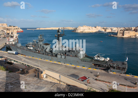 La frégate de la marine russe Yaroslav Mudry RFS 727 dans le Grand Port de Malte Banque D'Images