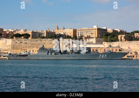 La frégate de la marine russe Yaroslav Mudry RFS 727 dans le Grand Port de Malte Banque D'Images