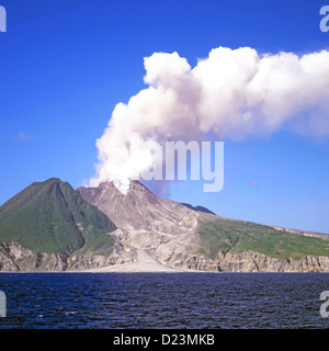 Caraïbes la dévastation de l'île de Montserrat dans l'éruption du volcan Soufriere Hills les suites de fumée et de vapeur ont solidifié la lave à la mer dans la dévastation du paysage Banque D'Images