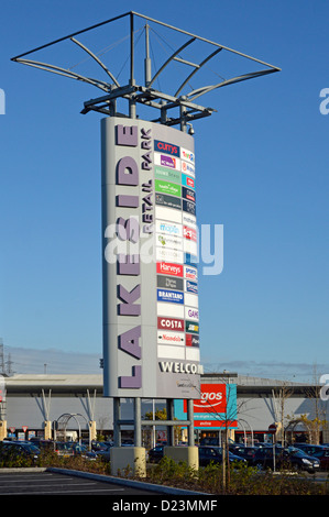 Lakeside Retail Park bienvenue connexion inscription parking avec les noms des détaillants magasin Argos au-delà West Thurrock Essex England UK Banque D'Images