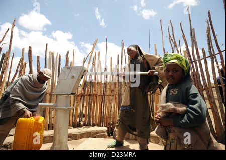 Mangudo, Ethiopie, une famille est le pompage de l'eau d'un puits Banque D'Images