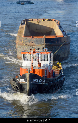 Remorque un bateau remorqueur chaland vide sur la Tamise dans le bassin de Londres Banque D'Images