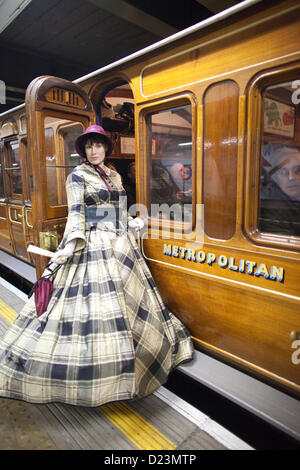 La station de métro Moorgate, Londres, Royaume-Uni. 13 Jan, 2013. Photo montre une dame en costume victorien sur la plate-forme à la 150e anniversaire du premier chemin de fer souterrain lorsque le voyage initial a eu lieu en 1863. Le premier voyage a été recréé à l'aide d'une locomotive restaurée et un vieux Metropolitan Transport ferroviaire de Paddington à Farringdon. Banque D'Images