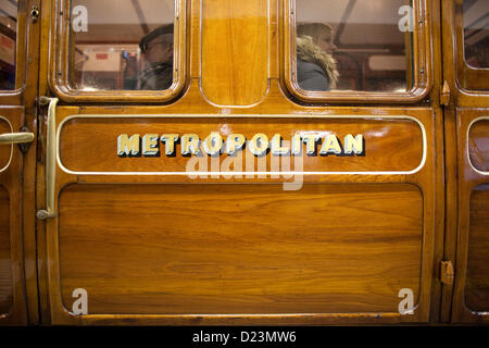 La station de métro Moorgate, Londres, Royaume-Uni. 13 Jan, 2013. L'image montre un Metropolitan carriage victorienne sur la plate-forme à la 150e anniversaire du premier chemin de fer souterrain lorsque le voyage initial a eu lieu en 1863. Le premier voyage a été recréé à l'aide d'une locomotive restaurée et un vieux Metropolitan Transport ferroviaire de Paddington à Farringdon. Banque D'Images