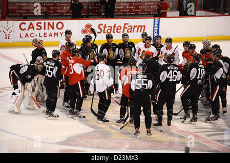 Ottawa, Ontario, Canada. 13 janvier 2013. Les Sénateurs d'Ottawa retour à la glace pour leur première pratique du training camp après le lockout de la LNH a été officiellement terminé le 12 janvier 2013. Leurs pratiques sera ouvert au fans comme un geste pour gagner les fans de retour. Ottawa, Ontario, Canada. Banque D'Images