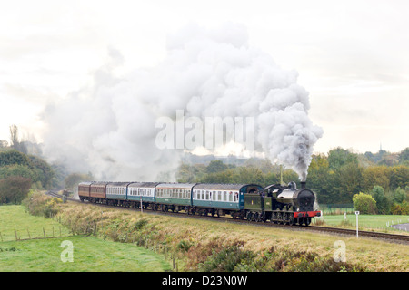 Locomotive à vapeur tirant un train de voyageurs sur le Moyen-Orient Lancs Railway à bavures Banque D'Images