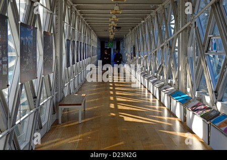 Tower Bridge passerelle de haut niveau une partie de l'Exposition Tower Bridge au-dessus de Tamise offrant une excellente vue sur les sites touristiques de Londres paysage urbain UK Banque D'Images