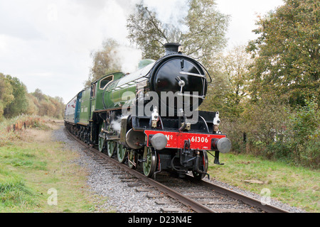 Locomotive à vapeur tirant un train de voyageurs sur le Moyen-Orient Lancs Railway à Ramsbottom Banque D'Images