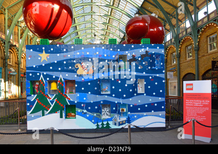 Close up Calendrier de l'AVENT de Noël fabriqué à partir de 600 000 briques Lego avec des fenêtres ouvertes avec d'autres décorations de Noël Covent Garden London Angleterre Royaume-Uni Banque D'Images