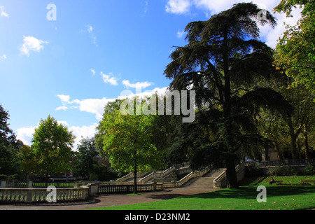 Photo de l'été parc Darcy à Dijon avec ciel bleu Banque D'Images