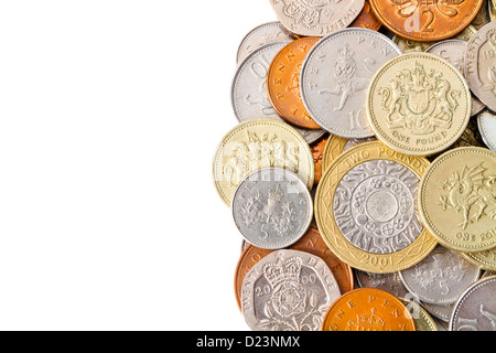 Une pile de la Grande-Bretagne moderne (GBP) coins avec copie espace blanc sur le côté gauche pour le concepteur à utiliser. Banque D'Images