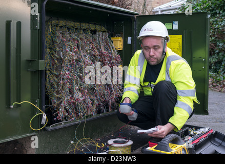 Un technicien installation haut débit fibre optique North East England UK Banque D'Images