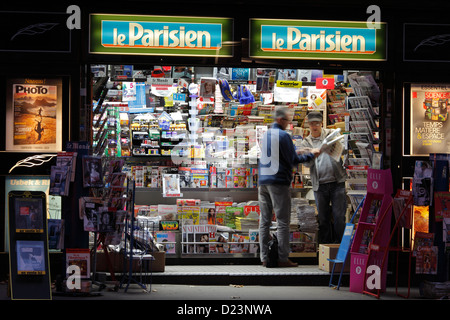 Vendeur et acheteur discuter news à un kiosque à Paris Banque D'Images