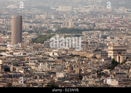 L'Arc de Triomphe et l'Hôtel Concorde La Fayette (tour) à Paris - vue de la tour Montparnasse Banque D'Images