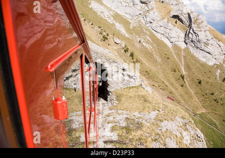 De l'avis de voyageurs du chemin de fer, dans des mondes plus escarpés Pilatus de fer à crémaillère, l'escalade du mont Pilatus près de Lucerne, Suisse Banque D'Images