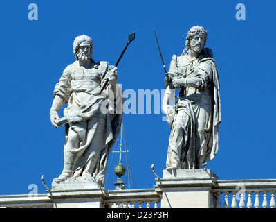 Les statues de Thomas et de Jacques l'ancien sur la façade de la basilique Saint-Pierre de la Cité du Vatican sont des représentations emblématiques de deux des douze apôtres. Ces sculptures font partie de l'impressionnante architecture et du patrimoine artistique de la basilique. Banque D'Images