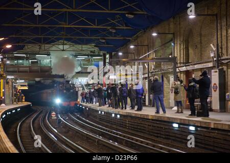 Londres, Royaume-Uni. 13 janvier 2013 la foule rassemblée sur la plate-forme dans la station de métro Farringdon pour obtenir un aperçu de la train à vapeur. Banque D'Images