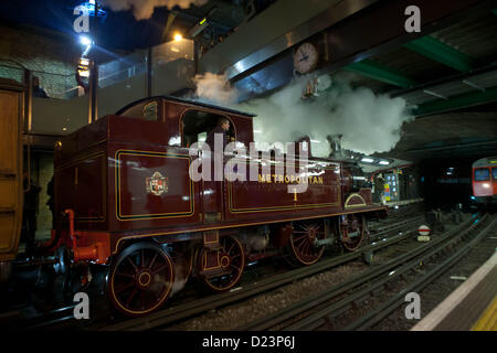 Londres, Royaume-Uni. 13 janvier 2013 un train à vapeur appelé rencontré aucune locomotive 1, entre la station de métro Farringdon à Londres. Banque D'Images