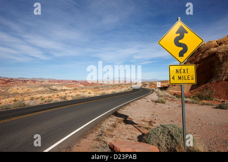 Route sinueuse à travers le parc national de la vallée de feu nevada usa Banque D'Images