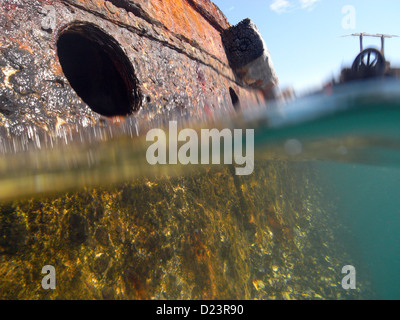 Hublot dans la rouille, la coque de l'île Moreton, épaves de Tangalooma, Moreton Bay Marine Park, Queensland, Australie Banque D'Images