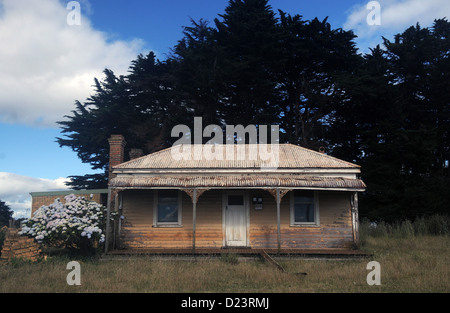 Ancien cottage traditionnel entre les terres agricoles au nord de Launceston, Tasmanie, Australie. Pas de PR Banque D'Images