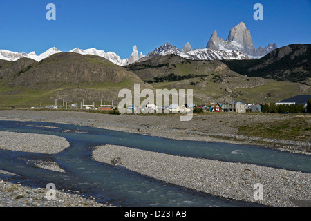 Fitz Roy Gamme de montagnes des Andes et Rio de Las Vueltas, El Chalten, Los Glaciares NP, Patagonie, Argentine Banque D'Images