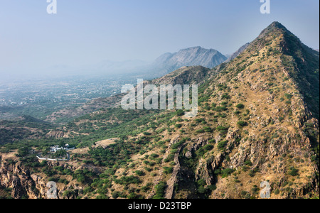 Vue sur les collines Aravalli, vraiment des montagnes, au Rajasthan, en Inde. La photo a été prise à la fin de l'après-midi. Banque D'Images