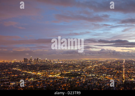 Vue de l'Observatoire Griffith du centre-ville de Los Angeles au crépuscule. Banque D'Images