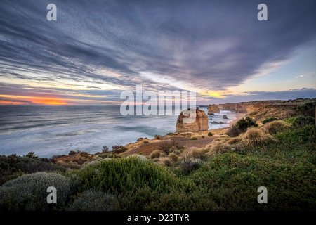 L'incandescence du coucher du soleil à l'emblématique de l'Australie sur les douze apôtres, Great Ocean Road Victoria sur la côte ouest du sud sauvage . Banque D'Images