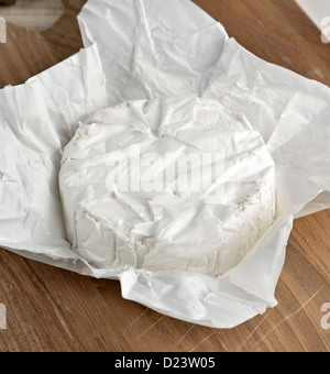 Fromage Brie sur un papier d'emballage Banque D'Images