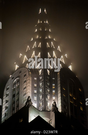 La lueur sinistre de New York's Chrysler Building enveloppé dans le brouillard pendant la nuit. Banque D'Images