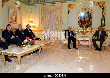 Tunis, Tunisie. 13 janvier 2013. Le président palestinien Mahmoud Abbas (Abou Mazen) se réunit avec le président mauritanien en Tunisie, le 13 janvier 2013 (Crédit Image : © Thaer Ganaim APA/Images/ZUMAPRESS.com) Banque D'Images